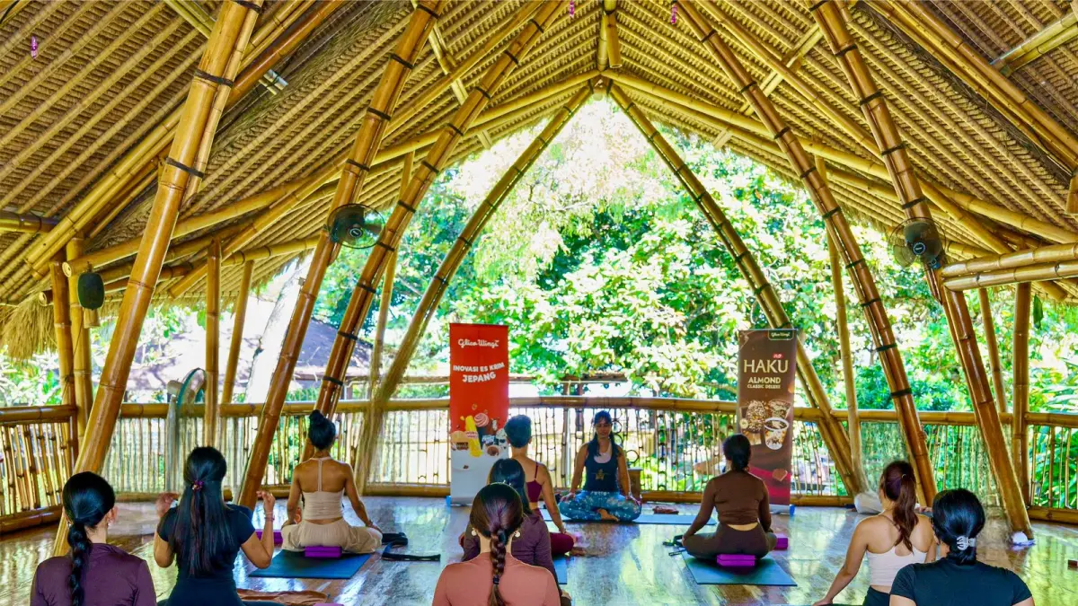 Sesi Yoga Stay Zen Bareng HAKU Ajak Gen Z Menemukan Ketenangan di Power of Now Oasis Sanur