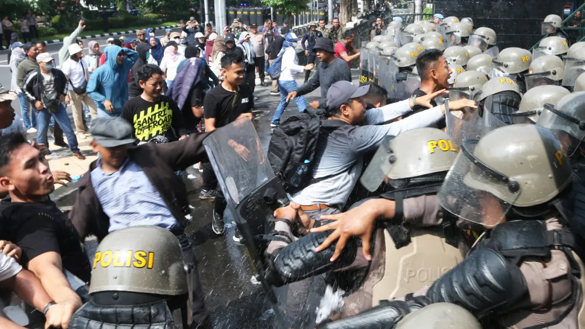 Simulasi Sistem Pengamanan Kota (Sispamkota) Polda Jateng di Jalan Pahlawan, Semarang, Jawa Tengah, Senin (27/4/2026). (Nur Chamim/Jawa Pos Radar Semarang)