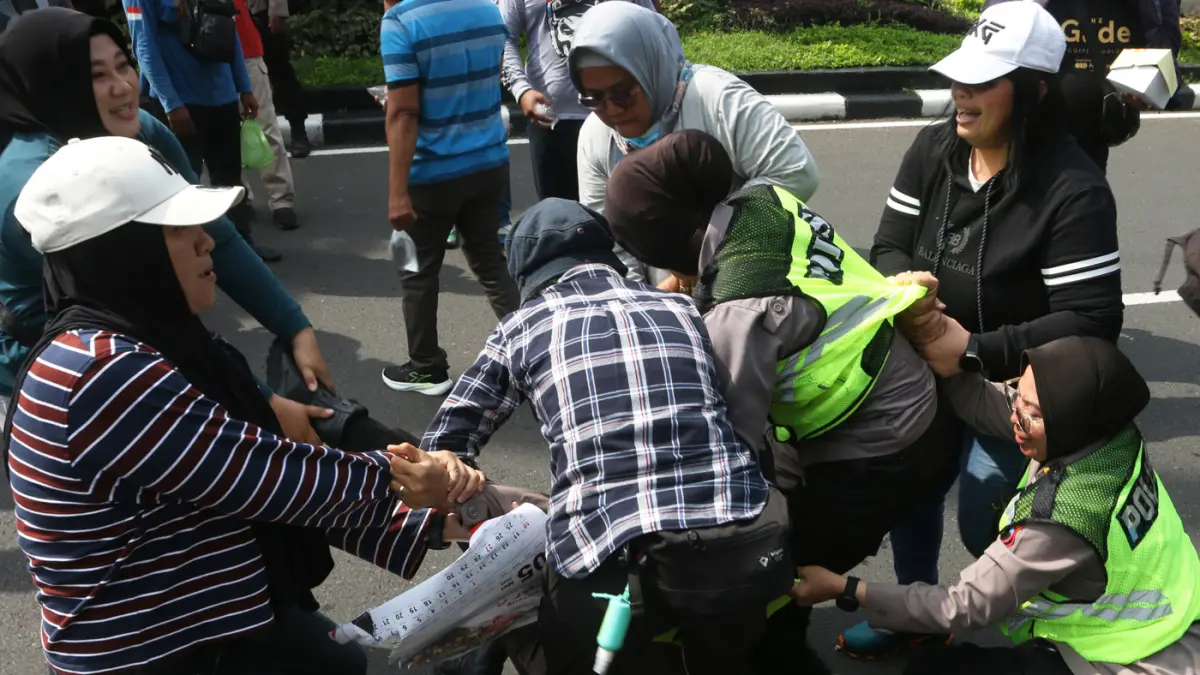 Simulasi Sistem Pengamanan Kota (Sispamkota) Polda Jateng di Jalan Pahlawan, Semarang, Jawa Tengah, Senin (27/4/2026). (Nur Chamim/Jawa Pos Radar Semarang)