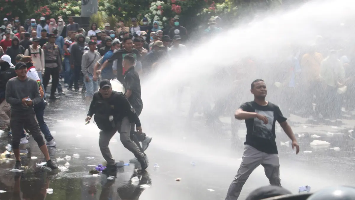 Simulasi Sistem Pengamanan Kota (Sispamkota) Polda Jateng di Jalan Pahlawan, Semarang, Jawa Tengah, Senin (27/4/2026). (Nur Chamim/Jawa Pos Radar Semarang)