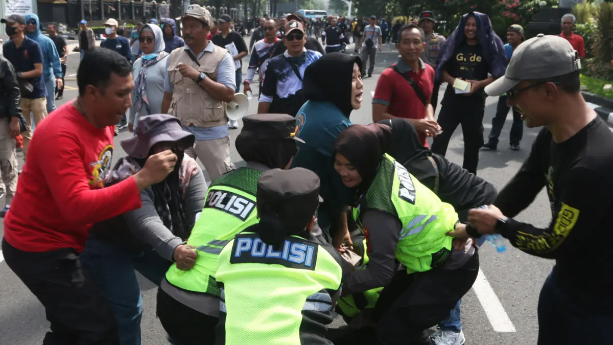 Simulasi Sistem Pengamanan Kota (Sispamkota) Polda Jateng di Jalan Pahlawan, Semarang, Jawa Tengah, Senin (27/4/2026). (Nur Chamim/Jawa Pos Radar Semarang)