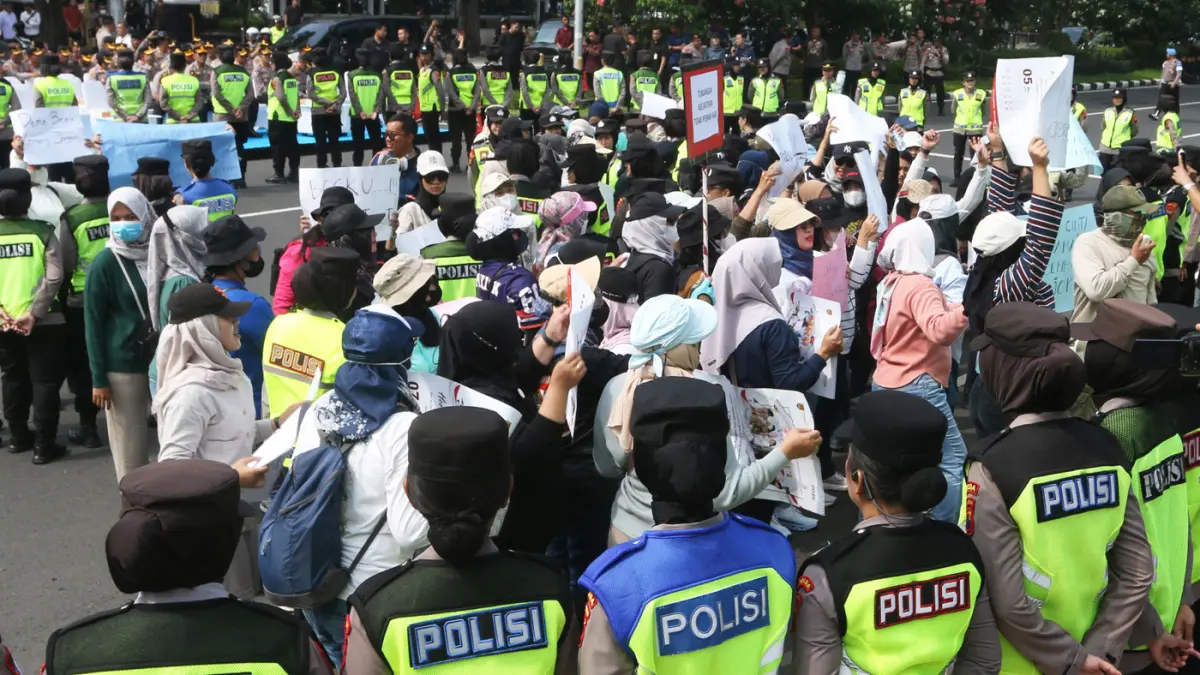 Simulasi Sistem Pengamanan Kota (Sispamkota) Polda Jateng di Jalan Pahlawan, Semarang, Jawa Tengah, Senin (27/4/2026). (Nur Chamim/Jawa Pos Radar Semarang)