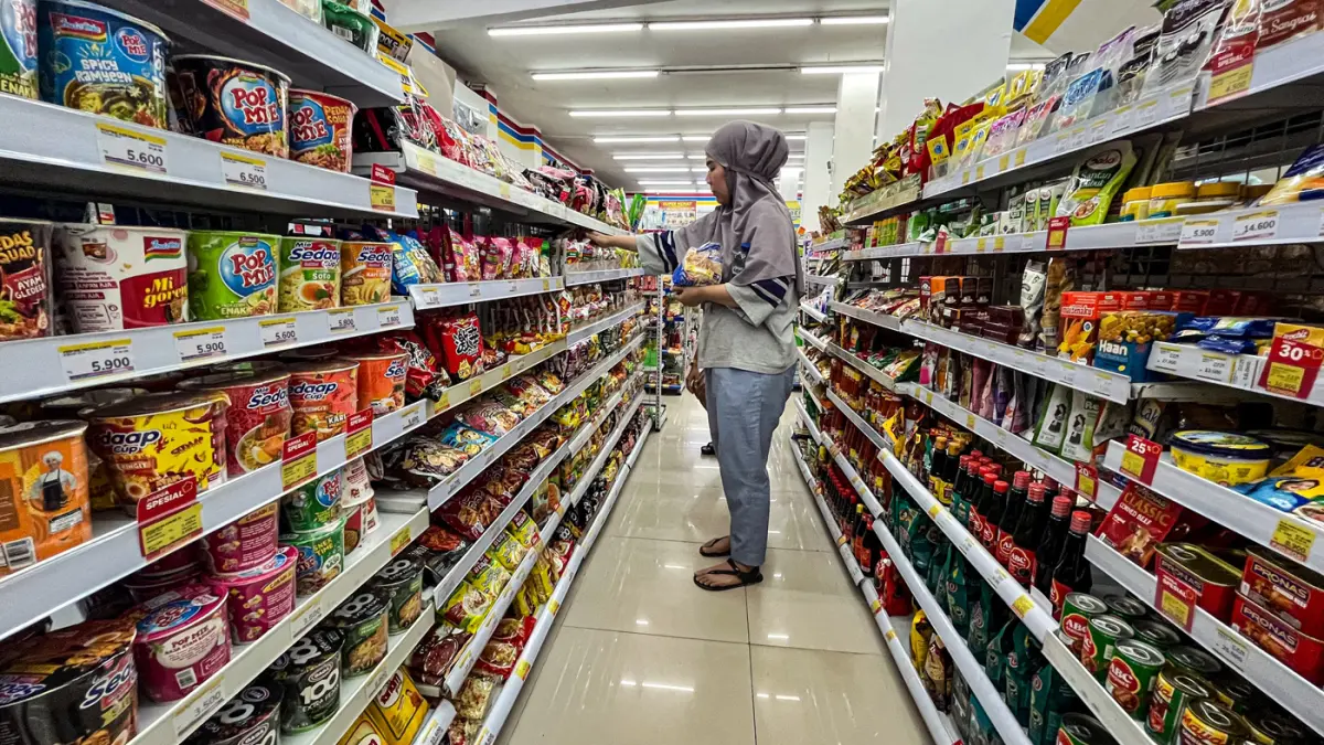 Warga berbelanja di salah satu gerai minimarket di Depok, Jawa Barat, Senin (27/4/2026). (Salman Toyibi/Jawa Pos)