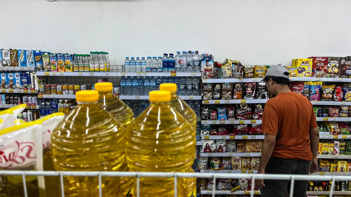 Warga berbelanja di salah satu gerai minimarket di Depok, Jawa Barat, Senin (27/4/2026). (Salman Toyibi/Jawa Pos)