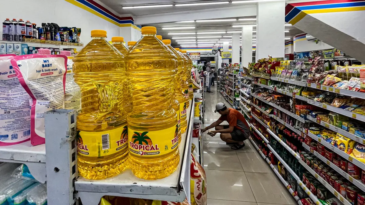 Warga berbelanja di salah satu gerai minimarket di Depok, Jawa Barat, Senin (27/4/2026). (Salman Toyibi/Jawa Pos)