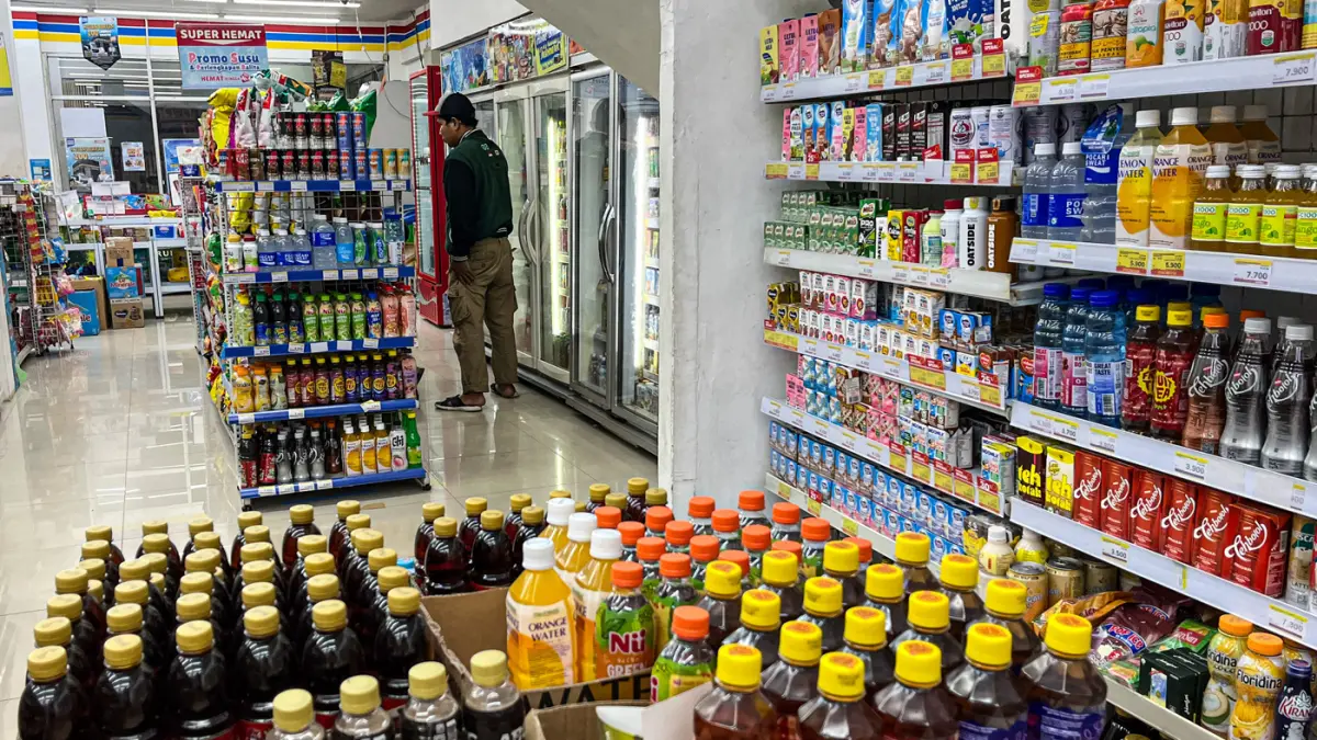 Warga berbelanja di salah satu gerai minimarket di Depok, Jawa Barat, Senin (27/4/2026). (Salman Toyibi/Jawa Pos)