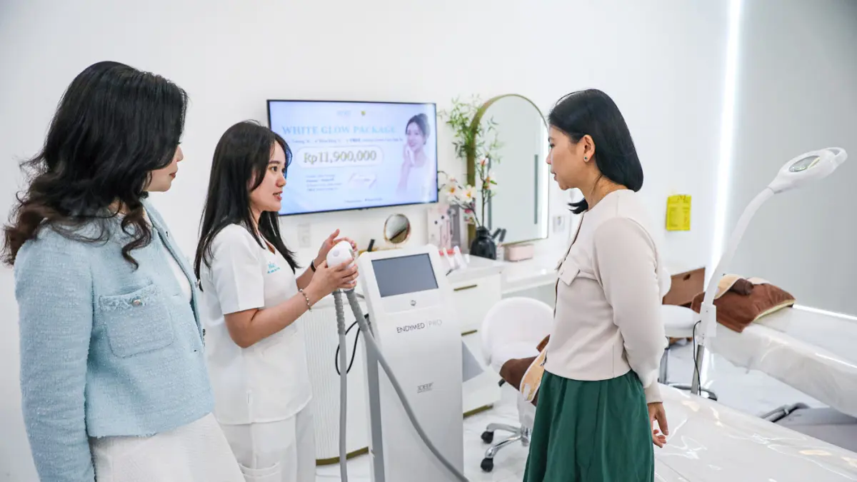 Founder & CEO BeArt Korean Skin Clinic Dr. Beatrix Isabella Tjahyana Dipl.AAAM (kiri) memberikan penjelasan perawatan dengan teknologi Potenza kepada Greysia Polii (kanan) di Jakarta, Kamis (30/4/2026). (Salman Toyibi/Jawa Pos)