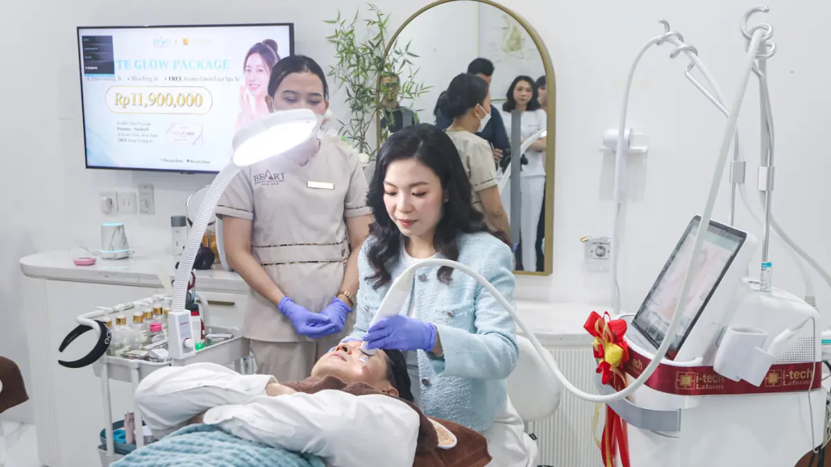 Founder & CEO BeArt Korean Skin Clinic Dr. Beatrix Isabella Tjahyana Dipl.AAAM melakukan demo perawatan dengan teknologi Potenza di Jakarta, Kamis (30/4/2026). (Salman Toyibi/Jawa Pos)