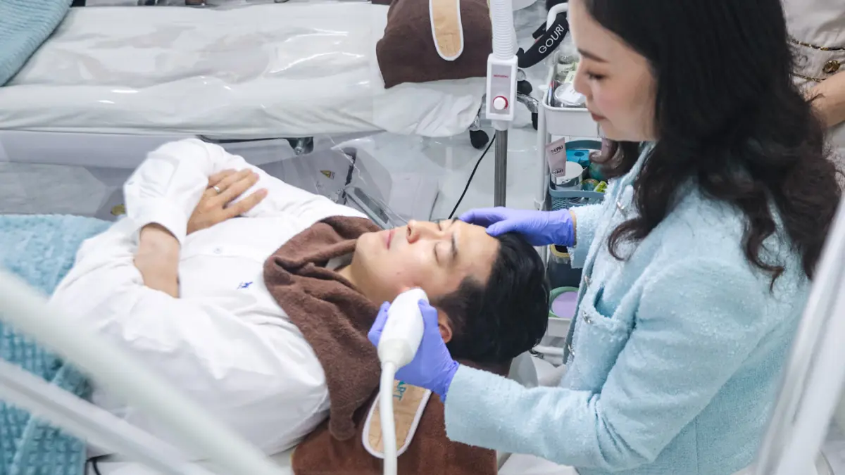 Founder & CEO BeArt Korean Skin Clinic Dr. Beatrix Isabella Tjahyana Dipl.AAAM melakukan demo perawatan dengan teknologi Potenza di Jakarta, Kamis (30/4/2026). (Salman Toyibi/Jawa Pos)