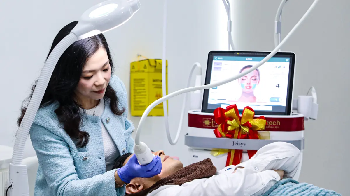 Founder & CEO BeArt Korean Skin Clinic Dr. Beatrix Isabella Tjahyana Dipl.AAAM melakukan demo perawatan dengan teknologi Potenza di Jakarta, Kamis (30/4/2026). (Salman Toyibi/Jawa Pos)