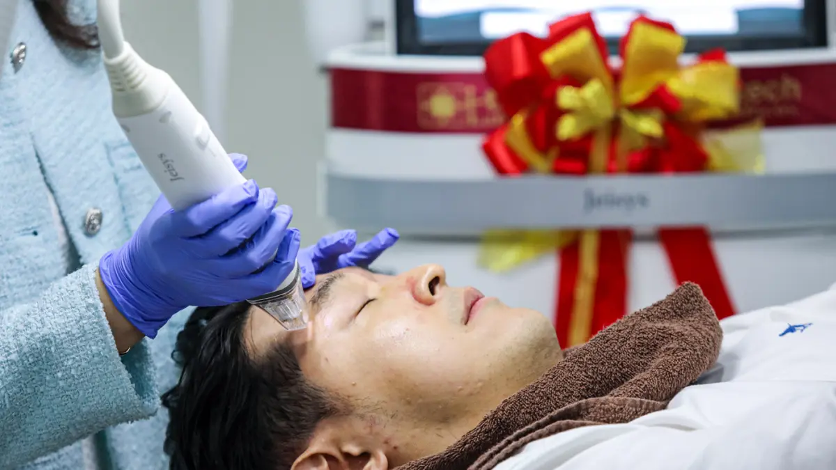 Founder & CEO BeArt Korean Skin Clinic Dr. Beatrix Isabella Tjahyana Dipl.AAAM melakukan demo perawatan dengan teknologi Potenza di Jakarta, Kamis (30/4/2026). (Salman Toyibi/Jawa Pos)