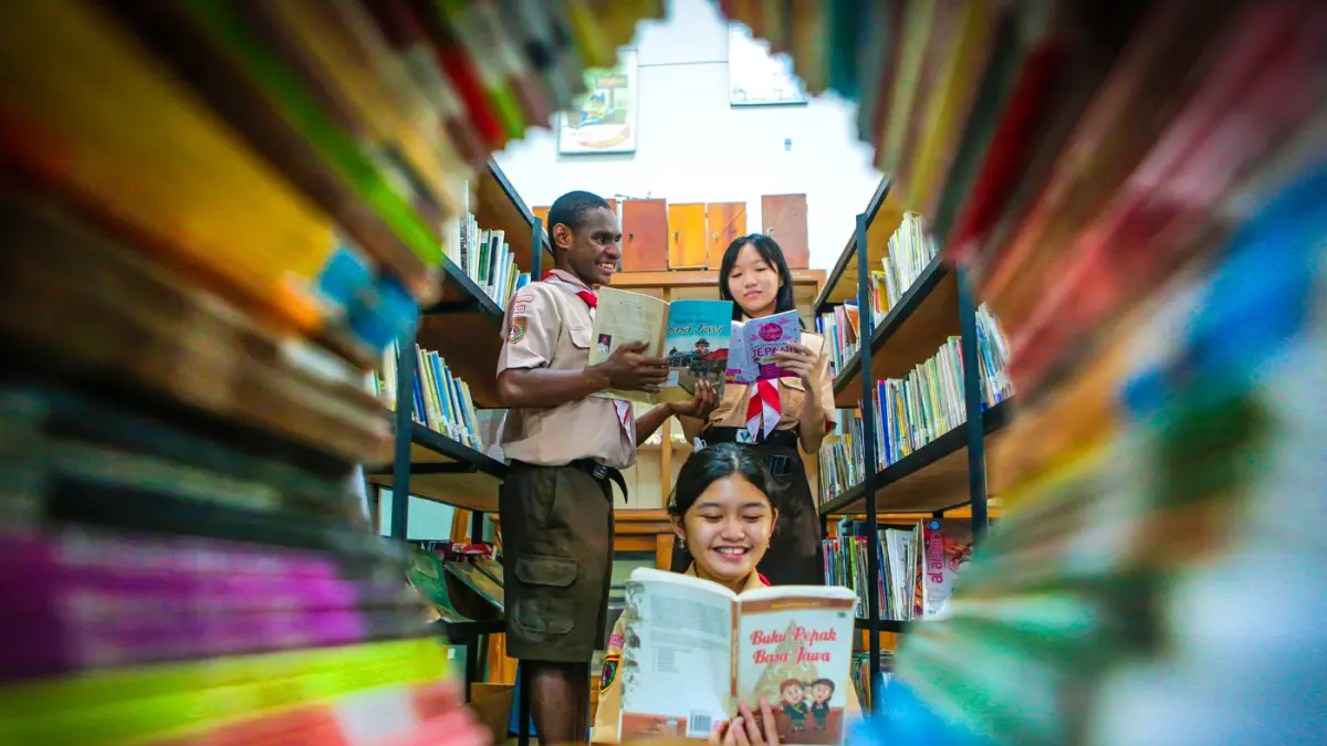 JENDELA DUNIA DI BALIK RAK BUKU. Karya: Danang Dwi S. Lokasi Foto: Palembang, Sumatera Selatan