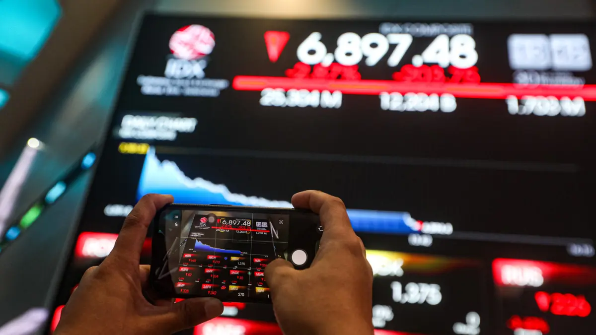 Layar menampilkan pergerakan Indeks Harga Saham Gabungan (IHSG) di Bursa Efek Indonesia, Jakarta, Kamis (30/4/2026). (Salman Toyibi/Jawa Pos)
