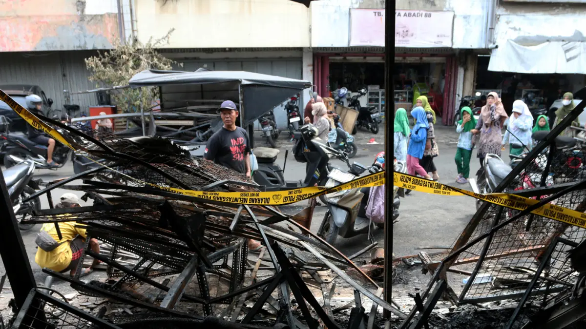 Pedagang tampak memilah sisa-sisa barang yang masih bisa diselamatkan seusai kebakaran melanda Pasar Kanjengan, Kecamatan Semarang Tengah, Kota Semarang, Kamis (30/4/2026). (Nur Chamim/Jawa Pos Radar Semarang)