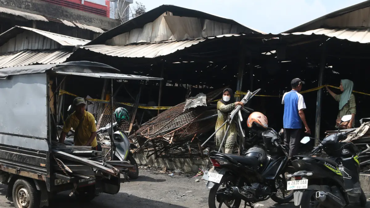 Pedagang tampak memilah sisa-sisa barang yang masih bisa diselamatkan seusai kebakaran melanda Pasar Kanjengan, Kecamatan Semarang Tengah, Kota Semarang, Kamis (30/4/2026). (Nur Chamim/Jawa Pos Radar Semarang)