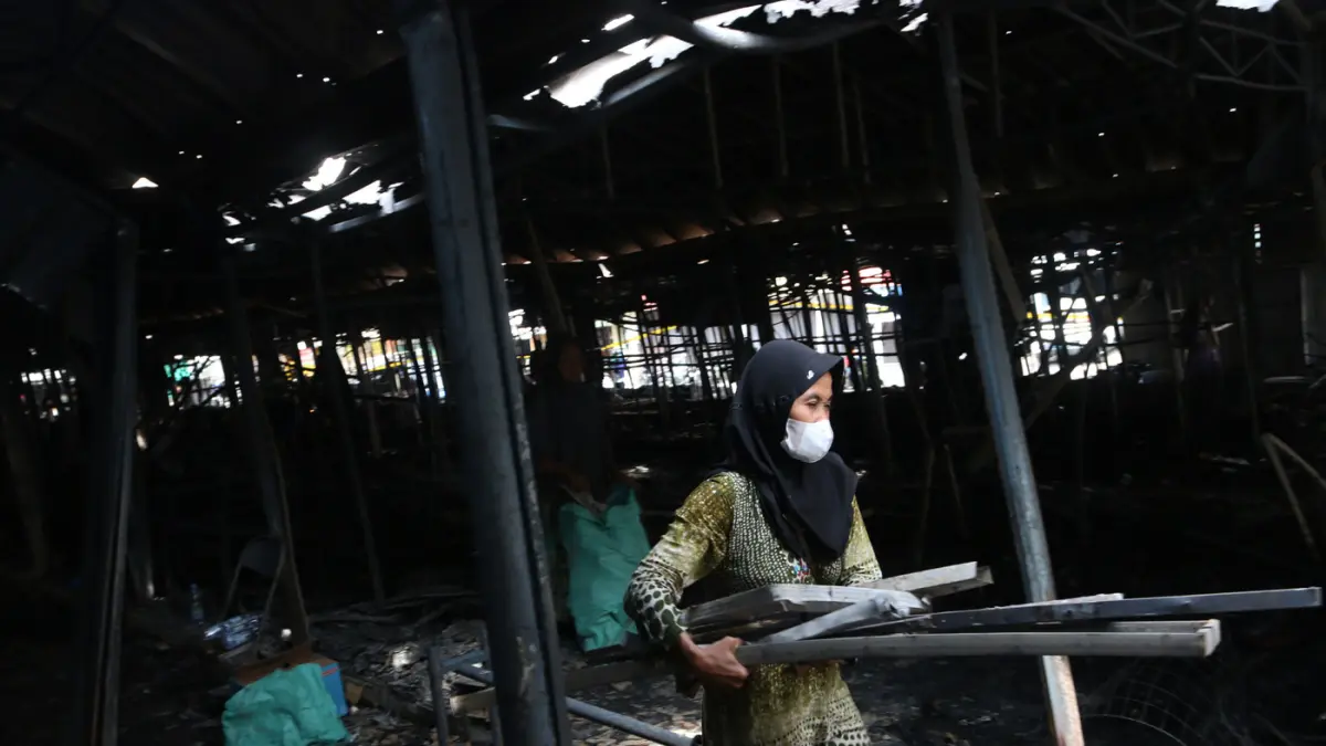 Pedagang tampak memilah sisa-sisa barang yang masih bisa diselamatkan seusai kebakaran melanda Pasar Kanjengan, Kecamatan Semarang Tengah, Kota Semarang, Kamis (30/4/2026). (Nur Chamim/Jawa Pos Radar Semarang)