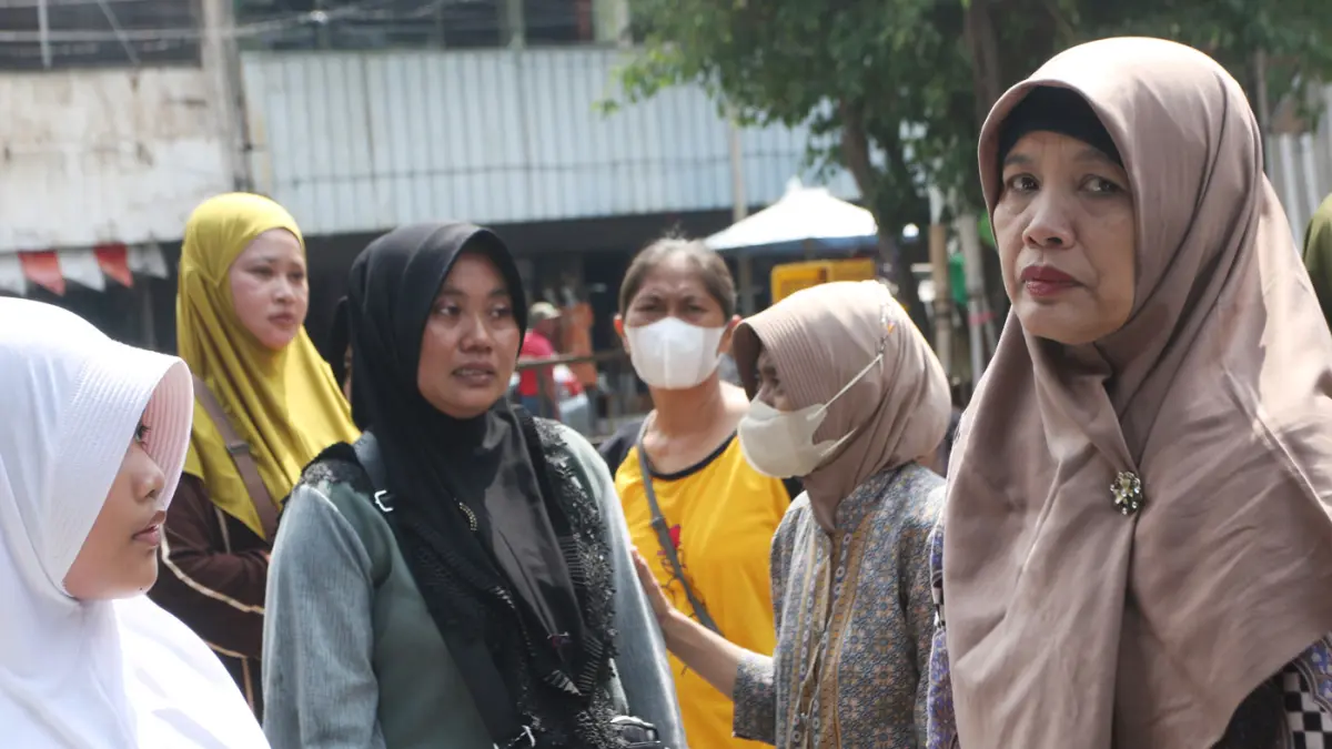 Pedagang tampak memilah sisa-sisa barang yang masih bisa diselamatkan seusai kebakaran melanda Pasar Kanjengan, Kecamatan Semarang Tengah, Kota Semarang, Kamis (30/4/2026). (Nur Chamim/Jawa Pos Radar Semarang)