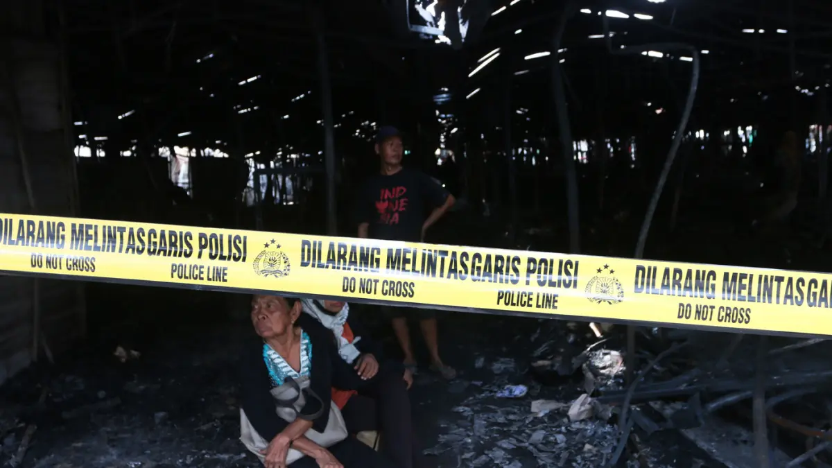 Pedagang tampak memilah sisa-sisa barang yang masih bisa diselamatkan seusai kebakaran melanda Pasar Kanjengan, Kecamatan Semarang Tengah, Kota Semarang, Kamis (30/4/2026). (Nur Chamim/Jawa Pos Radar Semarang)