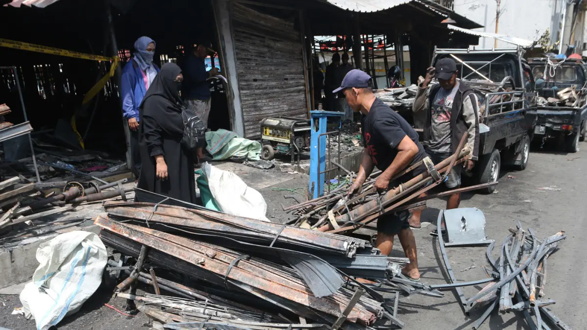 Pedagang tampak memilah sisa-sisa barang yang masih bisa diselamatkan seusai kebakaran melanda Pasar Kanjengan, Kecamatan Semarang Tengah, Kota Semarang, Kamis (30/4/2026). (Nur Chamim/Jawa Pos Radar Semarang)