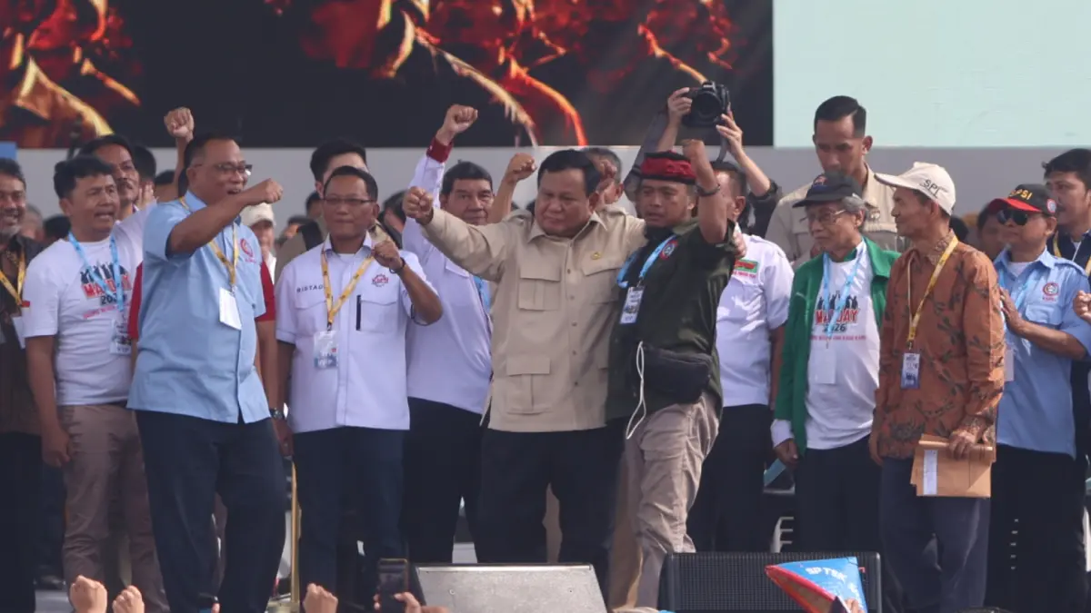 Presiden Prabowo Subianto didampingi sejumlah pimpinan organisasi-organisasi buruh menyapa para buru dalam May Day 2026 di kawasan Monumen Nasional (Monas), Jakarta, Jumat (1/5/2026). (Dery Ridwansah/ JawaPos.com)