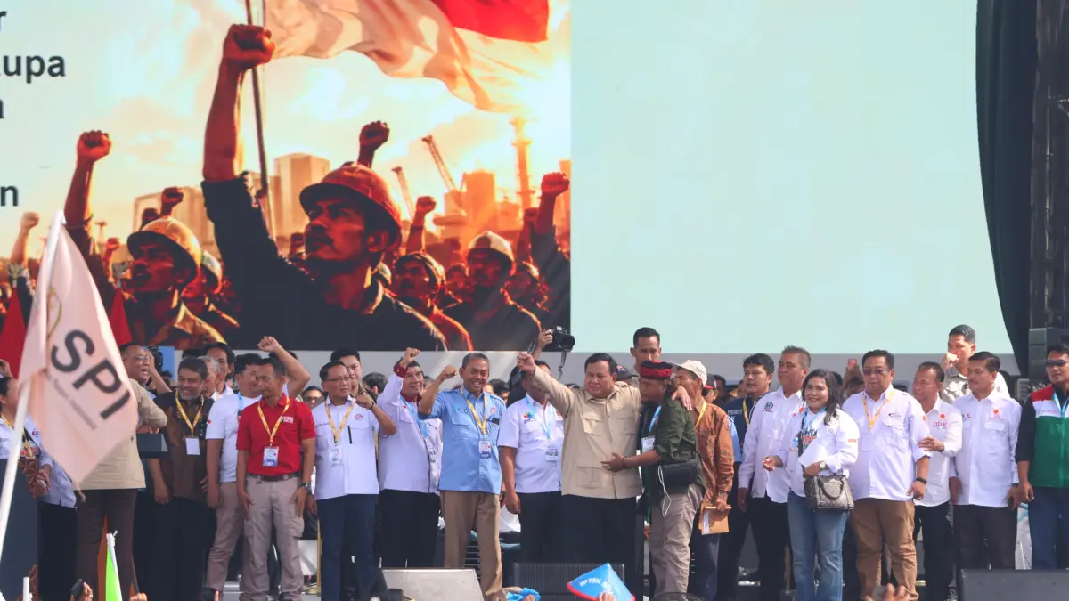 Presiden Prabowo Subianto didampingi sejumlah pimpinan organisasi-organisasi buruh menyapa para buru dalam May Day 2026 di kawasan Monumen Nasional (Monas), Jakarta, Jumat (1/5/2026). (Dery Ridwansah/ JawaPos.com)