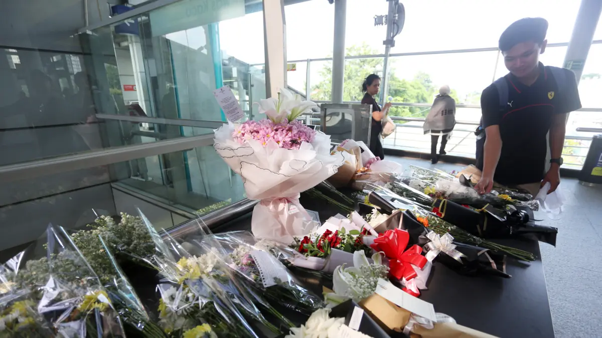 Warga memberikan karangan bunga dan doa untuk para korban kecelakaan KRL Jabodetabek di Stasiun Bekasi Timur, Bekasi, Jawa Barat, Kamis (30/4/2026). (Dery Ridwansah/ JawaPos.com)