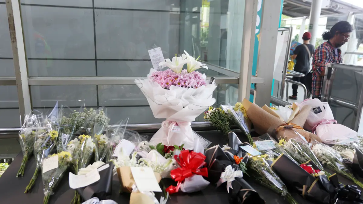 Warga memberikan karangan bunga dan doa untuk para korban kecelakaan KRL Jabodetabek di Stasiun Bekasi Timur, Bekasi, Jawa Barat, Kamis (30/4/2026). (Dery Ridwansah/ JawaPos.com)