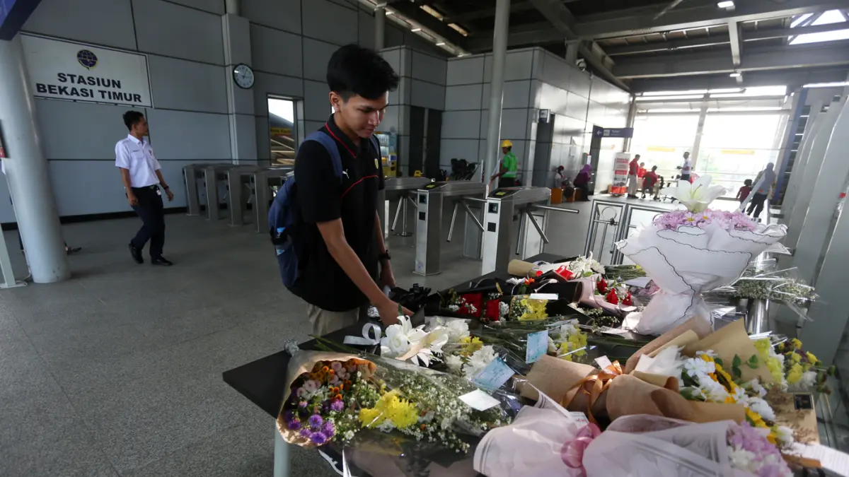Warga memberikan karangan bunga dan doa untuk para korban kecelakaan KRL Jabodetabek di Stasiun Bekasi Timur, Bekasi, Jawa Barat, Kamis (30/4/2026). (Dery Ridwansah/ JawaPos.com)