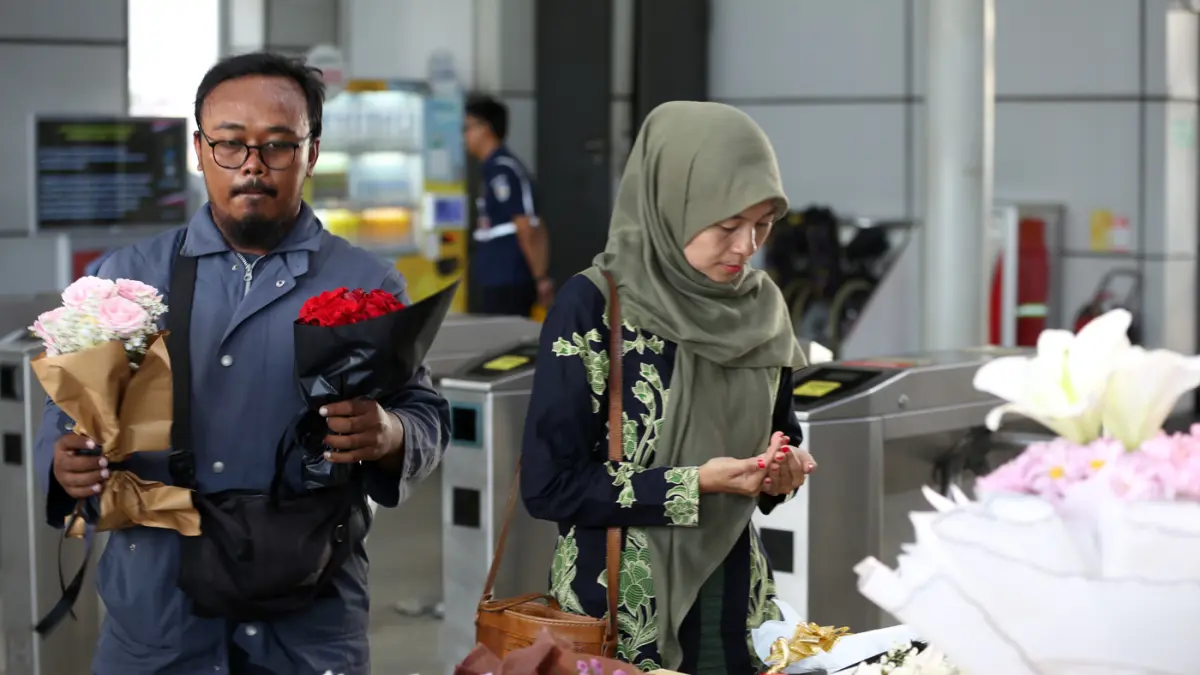 Warga memberikan karangan bunga dan doa untuk para korban kecelakaan KRL Jabodetabek di Stasiun Bekasi Timur, Bekasi, Jawa Barat, Kamis (30/4/2026). (Dery Ridwansah/ JawaPos.com)