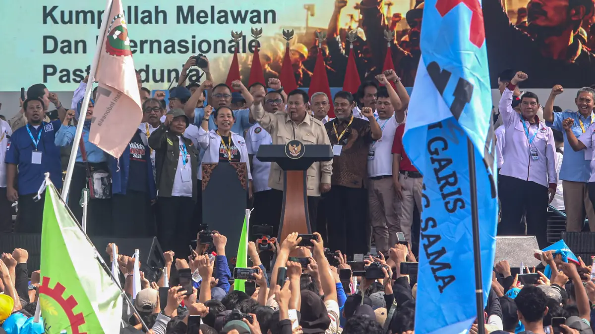 Presiden Prabowo Subianto didampingi sejumlah pimpinan organisasi-organisasi buruh menyampaikan pidato sambutan dalam peringatan Hari Buruh Internasional atau May Day 2026 di kawasan Monumen Nasional (Monas), Jakarta, Jumat (1/5/2026). (Salman Toyibi/Jawa