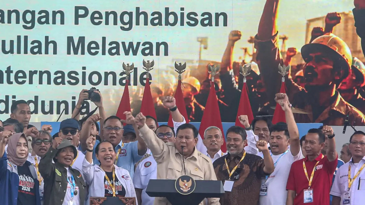 Presiden Prabowo Subianto didampingi sejumlah pimpinan organisasi-organisasi buruh menyampaikan pidato sambutan dalam peringatan Hari Buruh Internasional atau May Day 2026 di kawasan Monumen Nasional (Monas), Jakarta, Jumat (1/5/2026). (Salman Toyibi/Jawa
