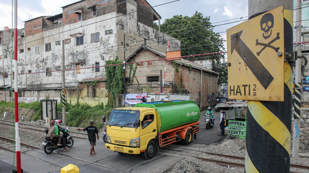 Suasana lalu lintas yang dijaga oleh petugas Dinas Perhubungan (Dishub) Kota Bekasi setelah pemasangan palang pintu di perlintasan sebidang di Jalan Ampera, Kota Bekasi, Sabtu (02/05/2026). Suasana lalu lintas yang dijaga oleh petugas Dinas Perhubungan (D