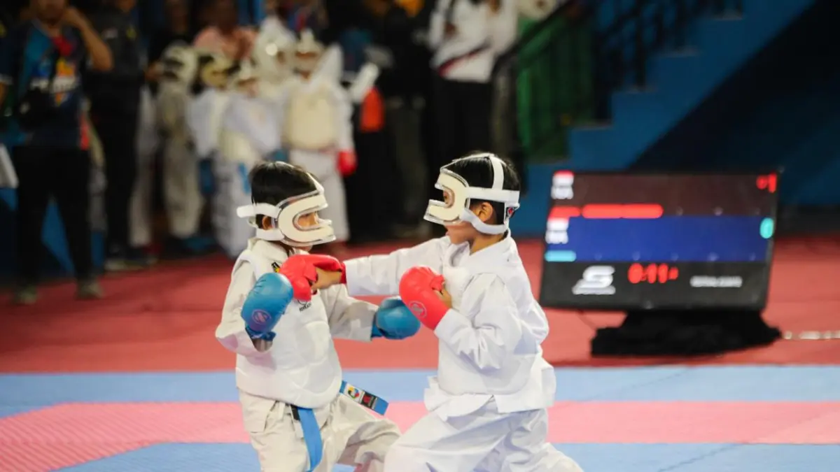 Karateka cilik bertarung dalam ajang Jakarta Karate Open & Festival (JKOF) Series 9 2026 di Gelanggang Olahraga (GOR) Ciracas, Jakarta Timur, Jumat (1/5/2026). (PFI Tangerang/Anhar Rizki Affandi)
