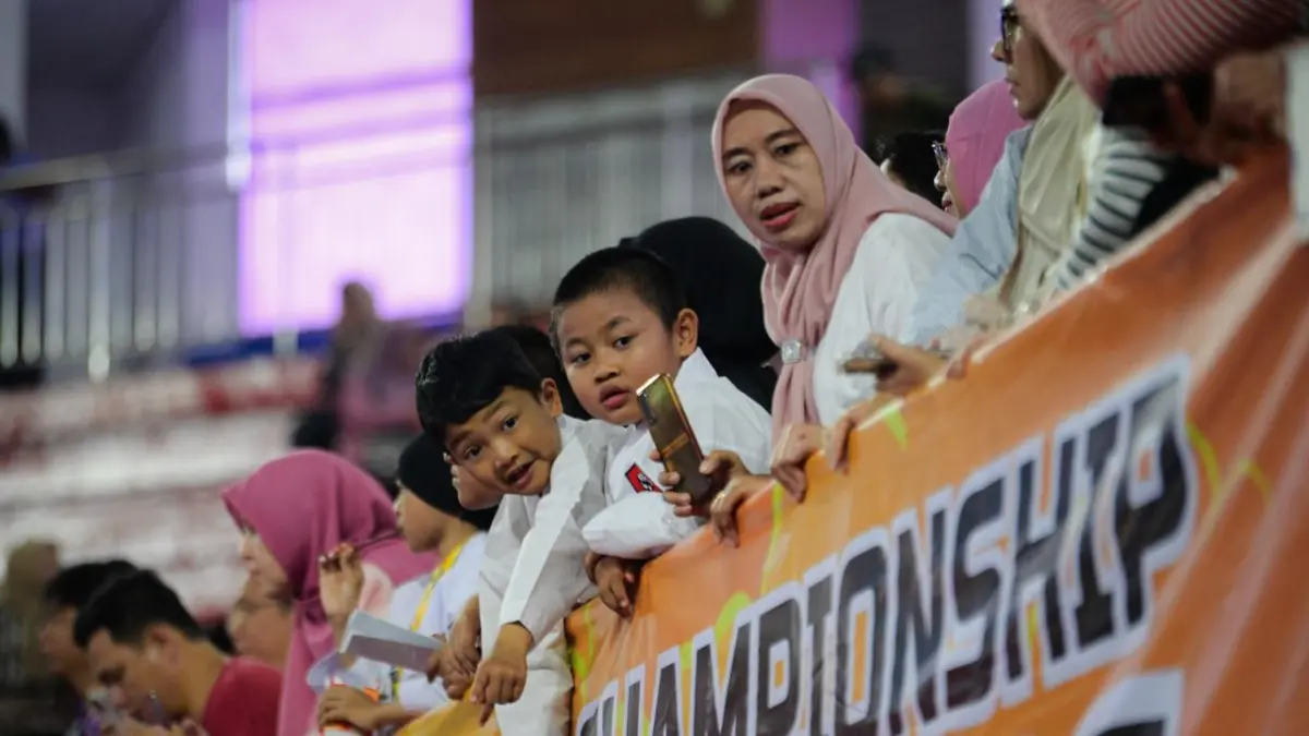Karateka cilik bertarung dalam ajang Jakarta Karate Open & Festival (JKOF) Series 9 2026 di Gelanggang Olahraga (GOR) Ciracas, Jakarta Timur, Jumat (1/5/2026). (PFI Tangerang/Anhar Rizki Affandi)