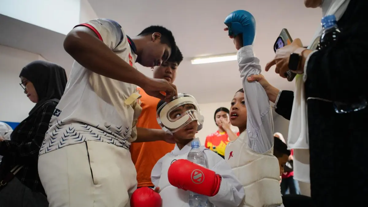 Karateka cilik bertarung dalam ajang Jakarta Karate Open & Festival (JKOF) Series 9 2026 di Gelanggang Olahraga (GOR) Ciracas, Jakarta Timur, Jumat (1/5/2026). (PFI Tangerang/Anhar Rizki Affandi)
