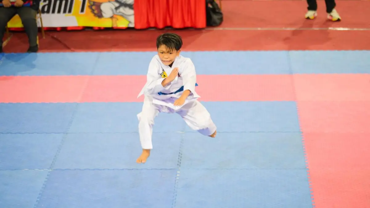 Karateka cilik bertarung dalam ajang Jakarta Karate Open & Festival (JKOF) Series 9 2026 di Gelanggang Olahraga (GOR) Ciracas, Jakarta Timur, Jumat (1/5/2026). (PFI Tangerang/Anhar Rizki Affandi)