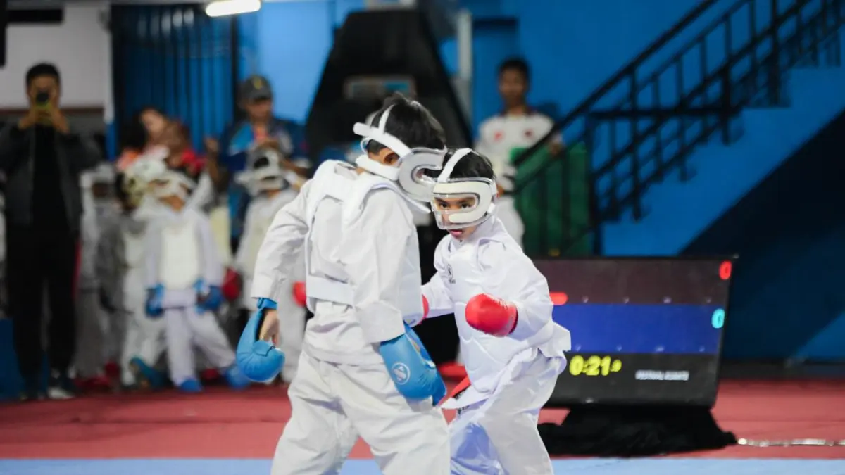 Karateka cilik bertarung dalam ajang Jakarta Karate Open & Festival (JKOF) Series 9 2026 di Gelanggang Olahraga (GOR) Ciracas, Jakarta Timur, Jumat (1/5/2026). (PFI Tangerang/Anhar Rizki Affandi)