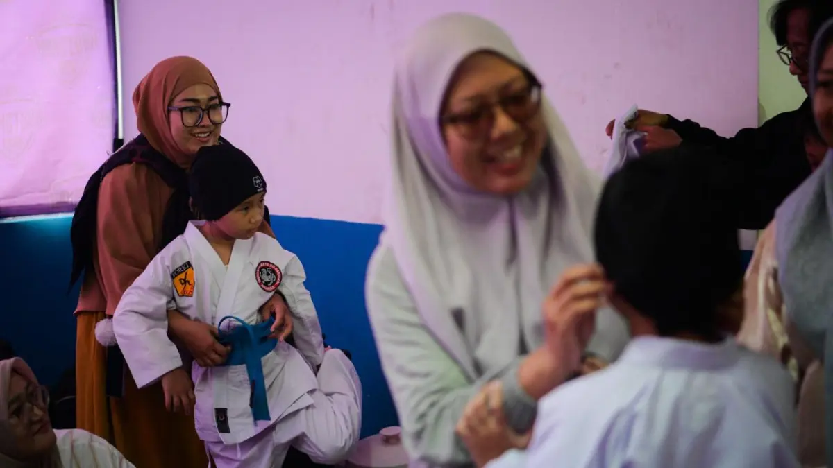 Karateka cilik bertarung dalam ajang Jakarta Karate Open & Festival (JKOF) Series 9 2026 di Gelanggang Olahraga (GOR) Ciracas, Jakarta Timur, Jumat (1/5/2026). (PFI Tangerang/Anhar Rizki Affandi)