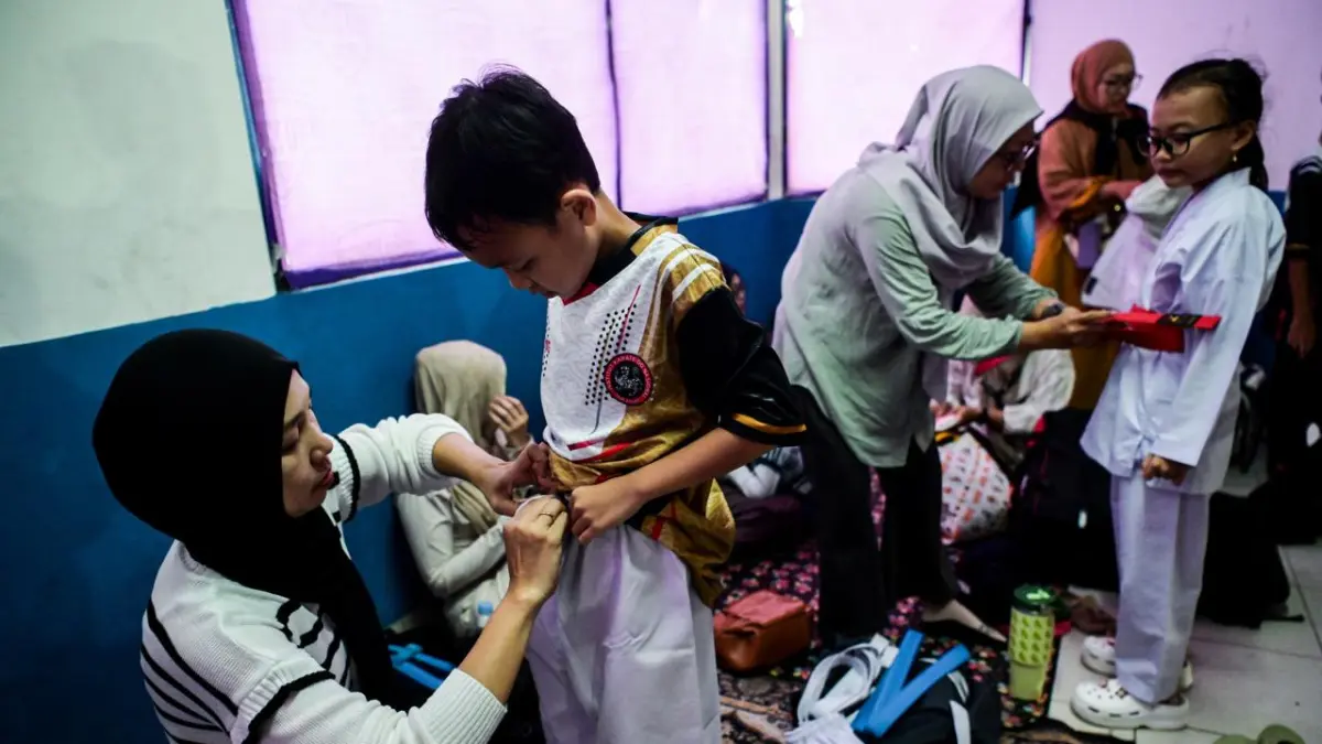 Karateka cilik bertarung dalam ajang Jakarta Karate Open & Festival (JKOF) Series 9 2026 di Gelanggang Olahraga (GOR) Ciracas, Jakarta Timur, Jumat (1/5/2026). (PFI Tangerang/Anhar Rizki Affandi)