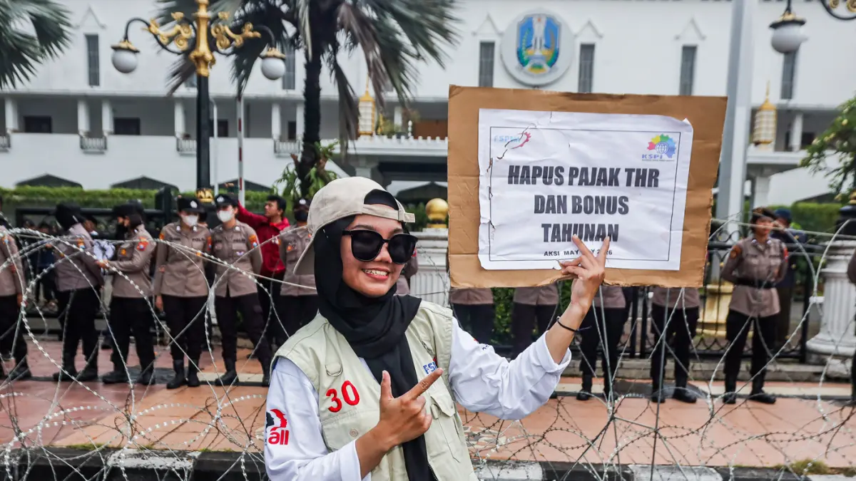 Potret Buruh Gen Z Ramaikan Aksi May Day di Surabaya - Image
