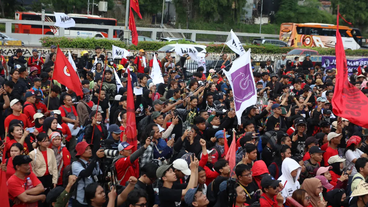 Pengunjuk rasa memperingati Hari Buruh Internasional atau May Day 2026 di depan gedung DPR RI, Jakarta, Jumat (1/5/2026). (Dery Ridwansah/ JawaPos.com)