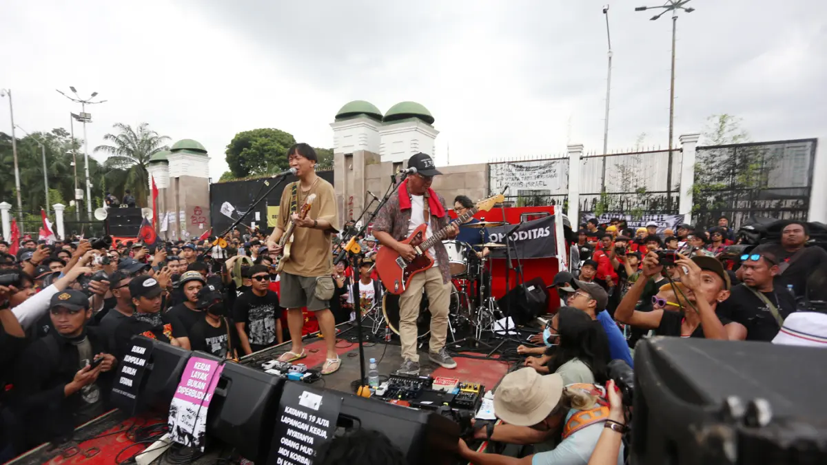 Pengunjuk rasa memperingati Hari Buruh Internasional atau May Day 2026 di depan gedung DPR RI, Jakarta, Jumat (1/5/2026). (Dery Ridwansah/ JawaPos.com)