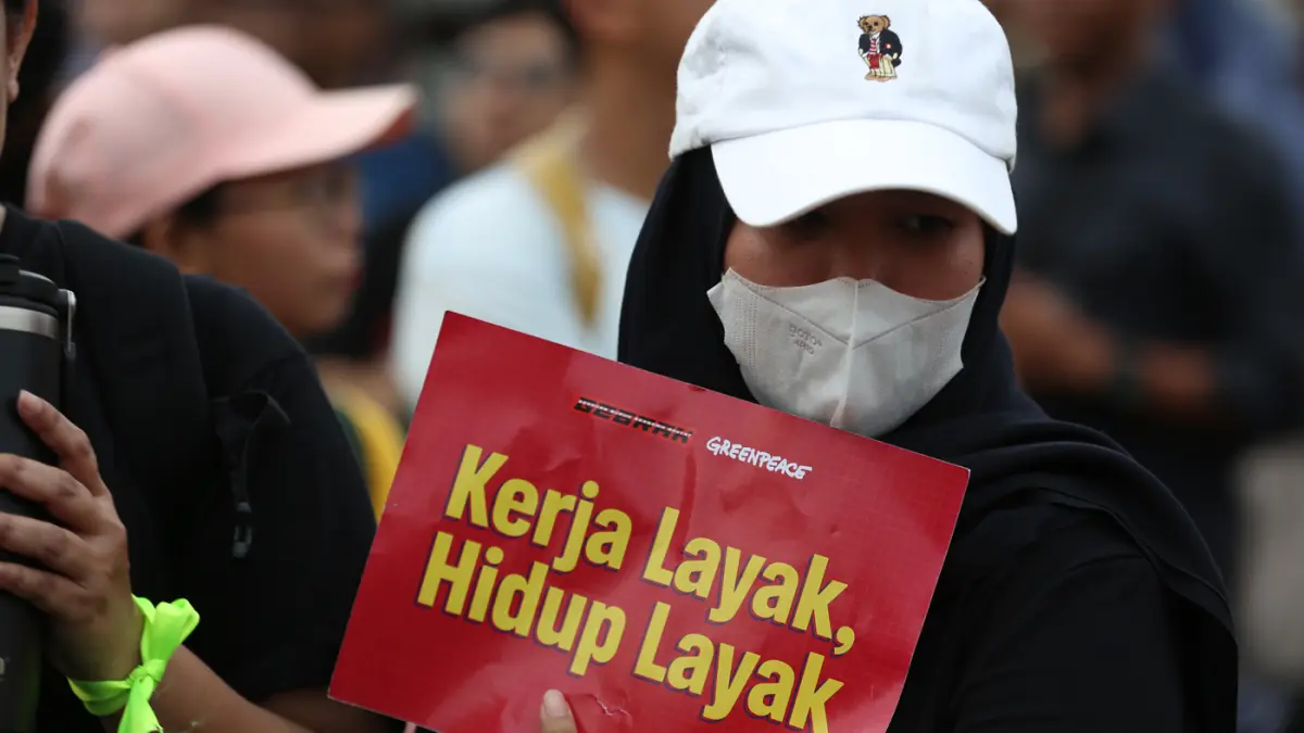 Pengunjuk rasa memperingati Hari Buruh Internasional atau May Day 2026 di depan gedung DPR RI, Jakarta, Jumat (1/5/2026). (Dery Ridwansah/ JawaPos.com)