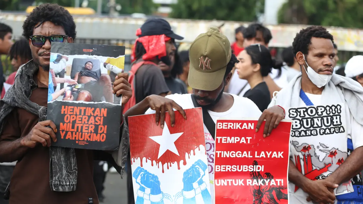 Pengunjuk rasa memperingati Hari Buruh Internasional atau May Day 2026 di depan gedung DPR RI, Jakarta, Jumat (1/5/2026). (Dery Ridwansah/ JawaPos.com)