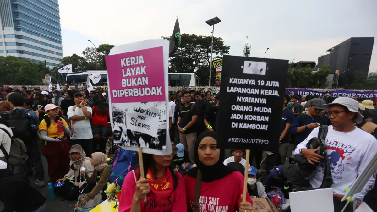 Pengunjuk rasa memperingati Hari Buruh Internasional atau May Day 2026 di depan gedung DPR RI, Jakarta, Jumat (1/5/2026). (Dery Ridwansah/ JawaPos.com)