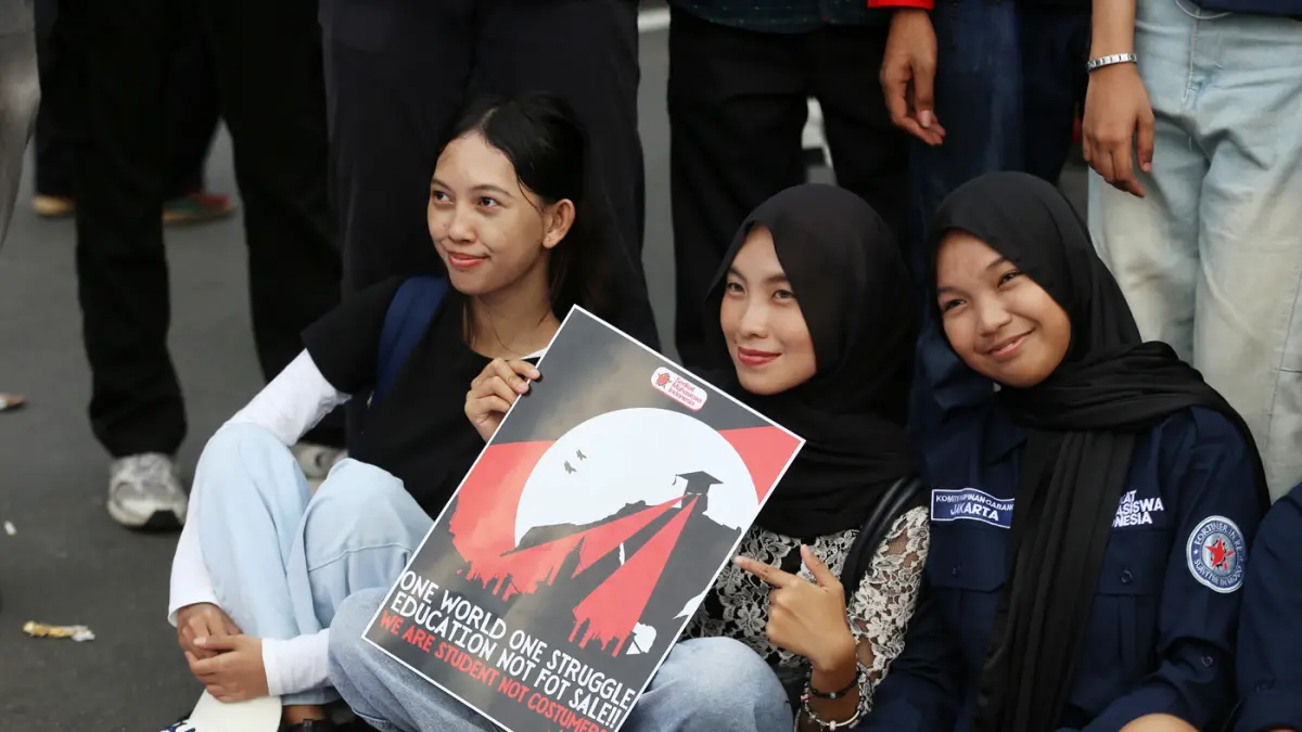Pengunjuk rasa memperingati Hari Buruh Internasional atau May Day 2026 di depan gedung DPR RI, Jakarta, Jumat (1/5/2026). (Dery Ridwansah/ JawaPos.com)