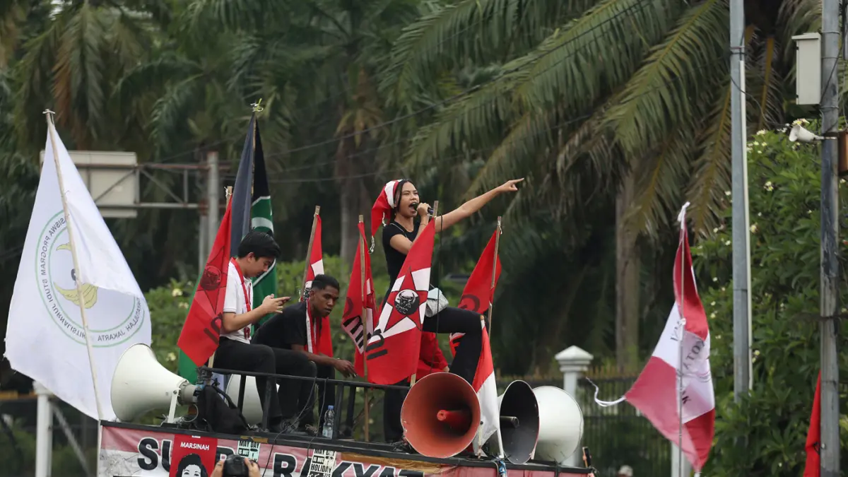 Pengunjuk rasa memperingati Hari Buruh Internasional atau May Day 2026 di depan gedung DPR RI, Jakarta, Jumat (1/5/2026). (Dery Ridwansah/ JawaPos.com)