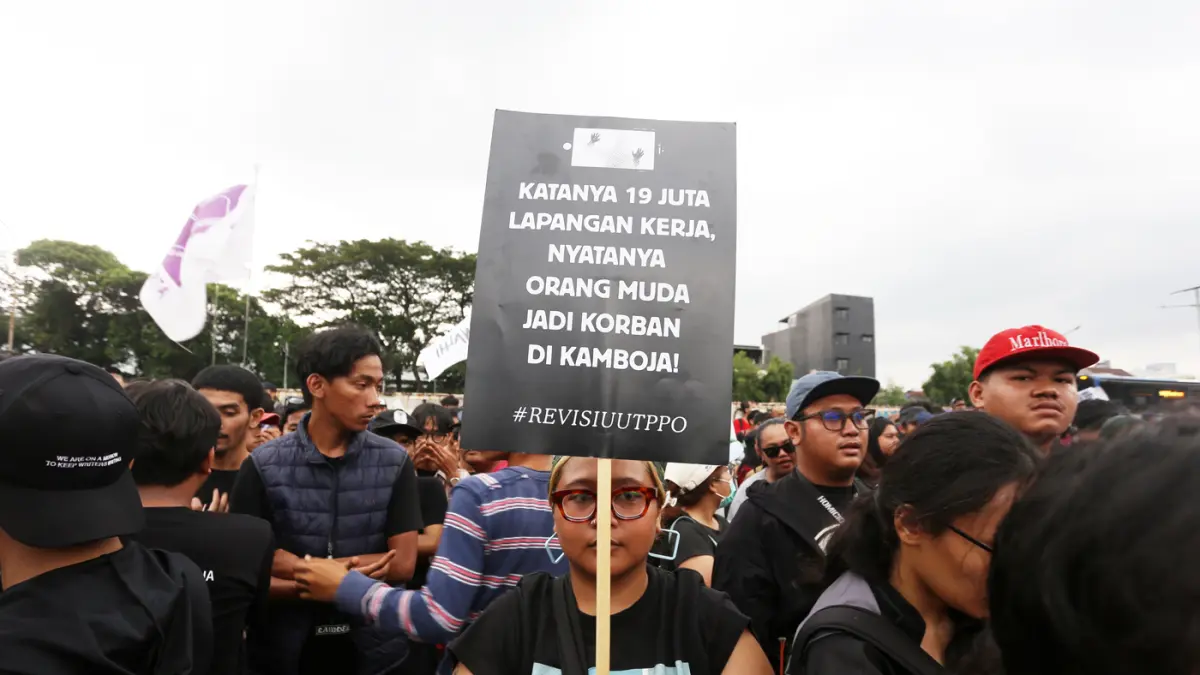 Pengunjuk rasa memperingati Hari Buruh Internasional atau May Day 2026 di depan gedung DPR RI, Jakarta, Jumat (1/5/2026). (Dery Ridwansah/ JawaPos.com)