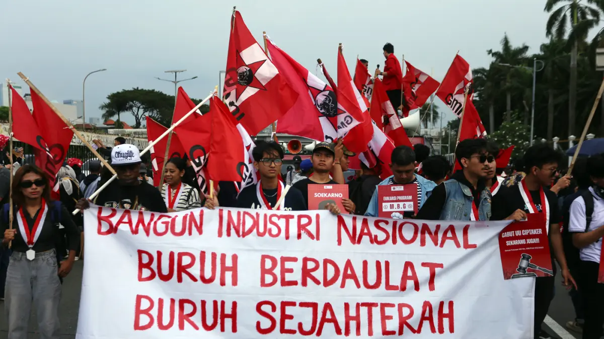 Pengunjuk rasa memperingati Hari Buruh Internasional atau May Day 2026 di depan gedung DPR RI, Jakarta, Jumat (1/5/2026). (Dery Ridwansah/ JawaPos.com)