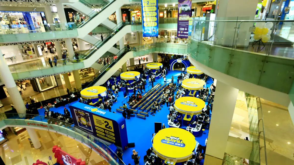 Petugas membantu pengunjung mencari promo di Travel Fair 2026 di Mal Gandaria City, Jakarta, Jumat (1/5/2026).
